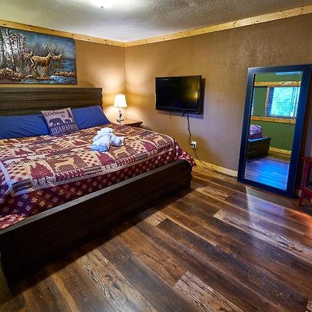 Steps From Downtown Pigeon Forge Parkway + Private Hottub And Firepit - Wifi - Firefly Bungalows Экстерьер фото