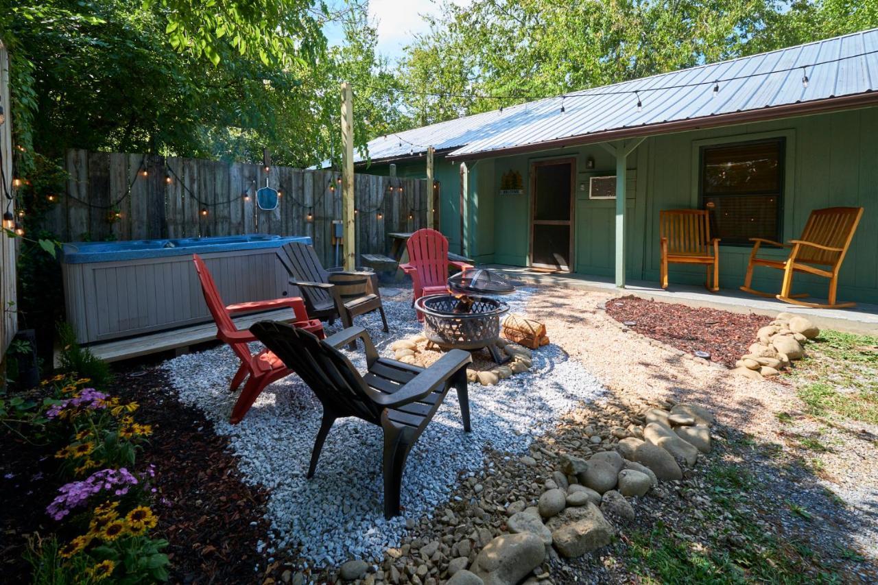 Steps From Downtown Pigeon Forge Parkway + Private Hottub And Firepit - Wifi - Firefly Bungalows Экстерьер фото