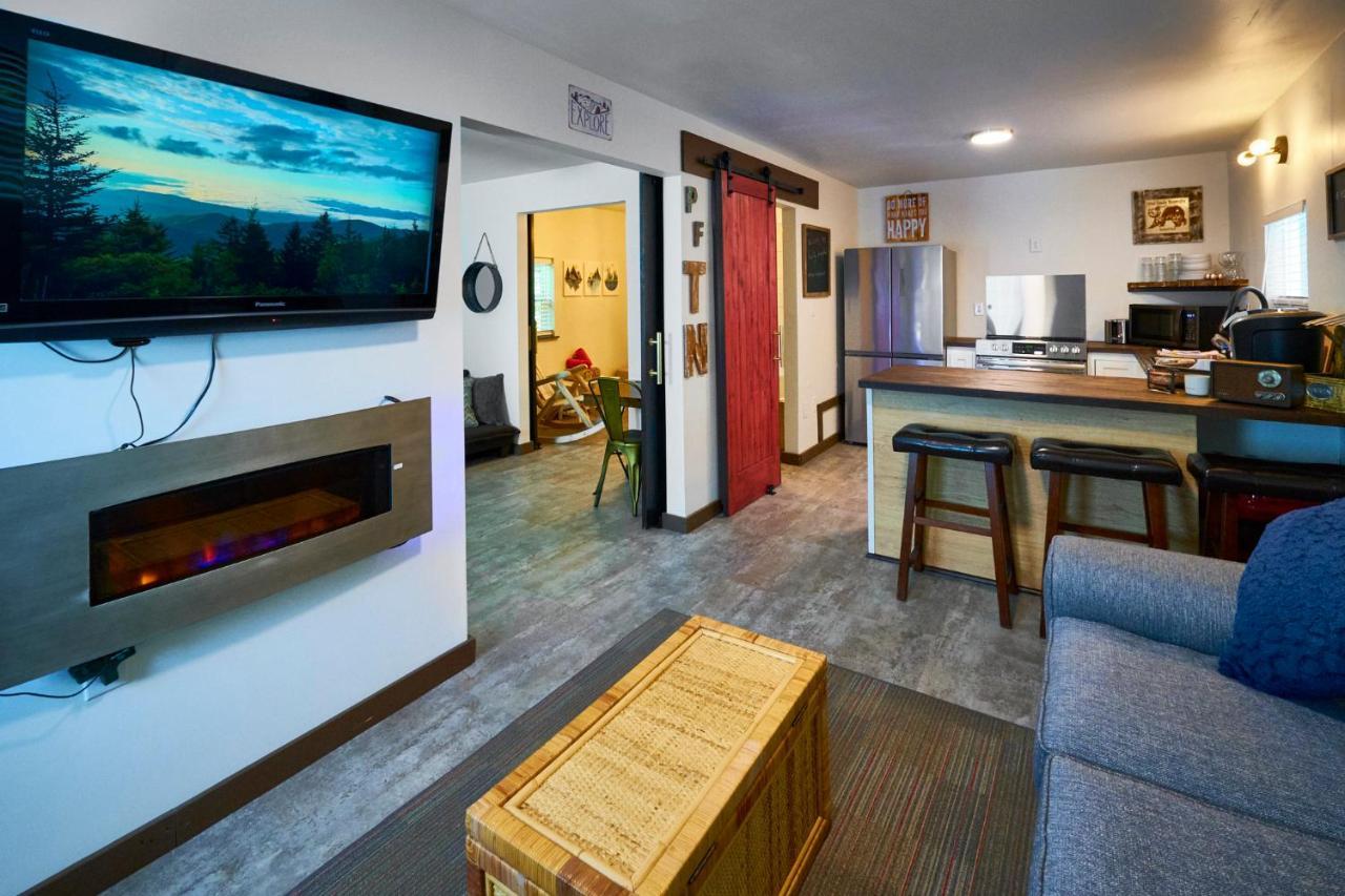 Steps From Downtown Pigeon Forge Parkway + Private Hottub And Firepit - Wifi - Firefly Bungalows Экстерьер фото
