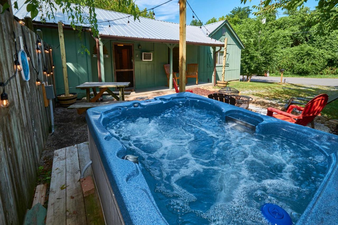 Steps From Downtown Pigeon Forge Parkway + Private Hottub And Firepit - Wifi - Firefly Bungalows Экстерьер фото