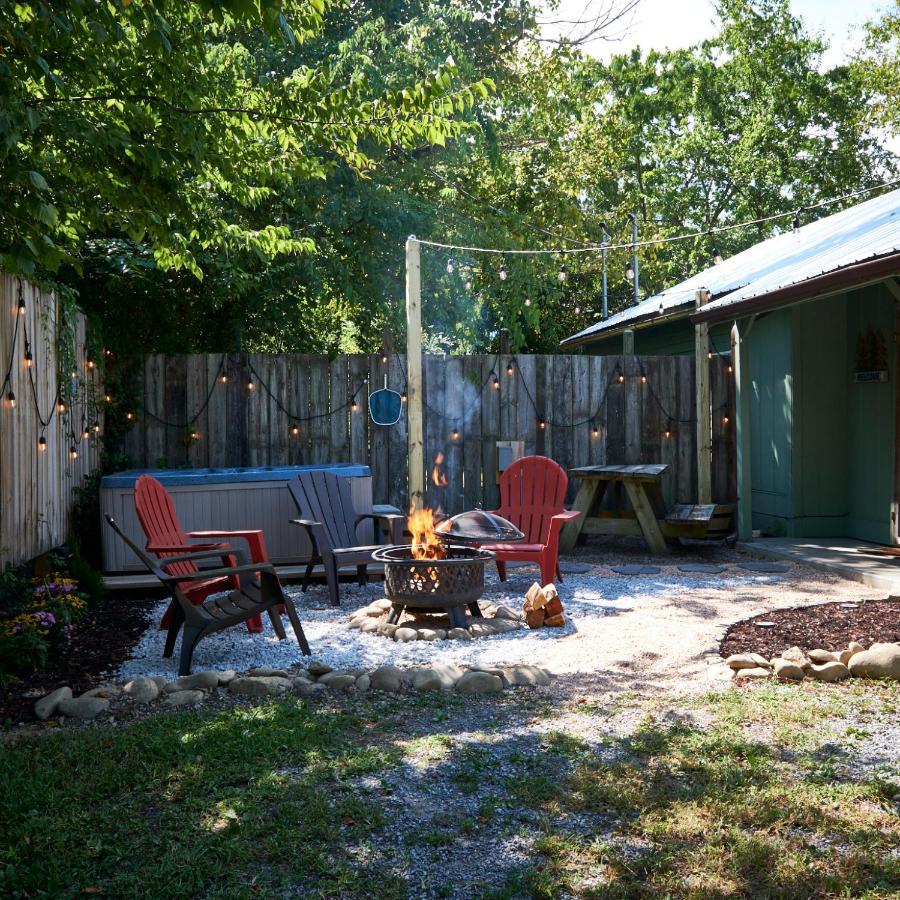 Steps From Downtown Pigeon Forge Parkway + Private Hottub And Firepit - Wifi - Firefly Bungalows Экстерьер фото