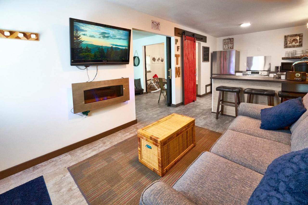 Steps From Downtown Pigeon Forge Parkway + Private Hottub And Firepit - Wifi - Firefly Bungalows Экстерьер фото