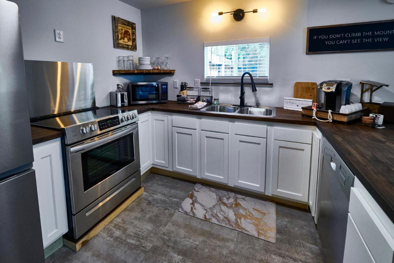 Steps From Downtown Pigeon Forge Parkway + Private Hottub And Firepit - Wifi - Firefly Bungalows Экстерьер фото