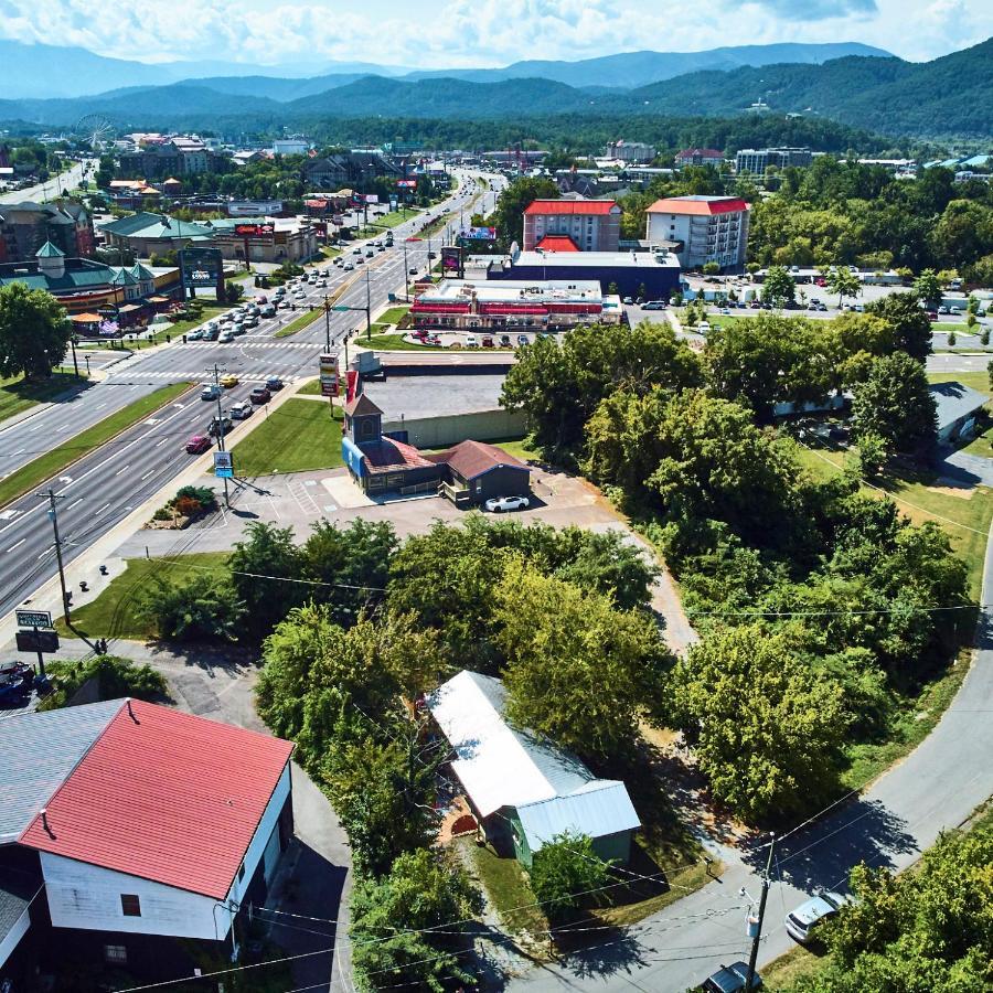 Steps From Downtown Pigeon Forge Parkway + Private Hottub And Firepit - Wifi - Firefly Bungalows Экстерьер фото