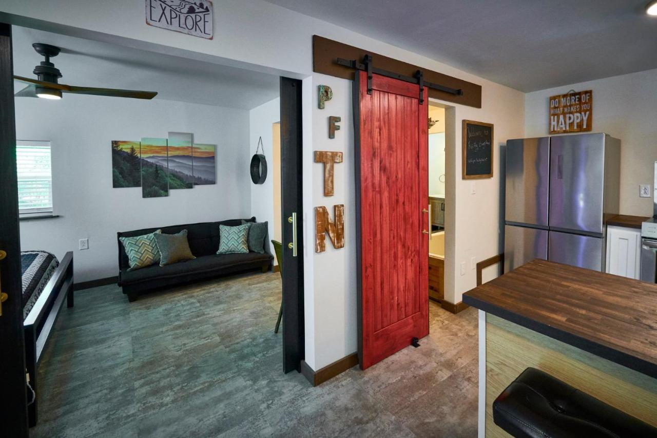Steps From Downtown Pigeon Forge Parkway + Private Hottub And Firepit - Wifi - Firefly Bungalows Экстерьер фото