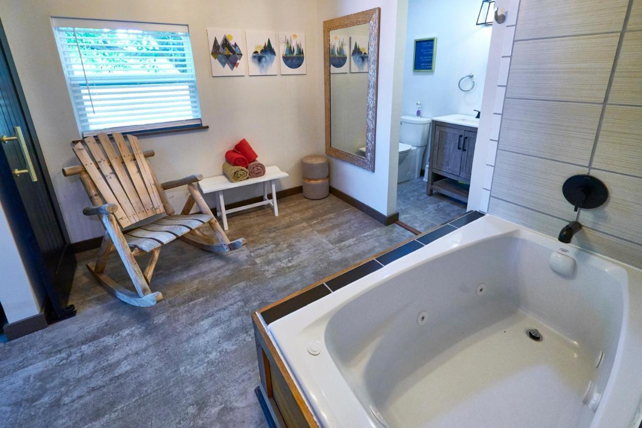 Steps From Downtown Pigeon Forge Parkway + Private Hottub And Firepit - Wifi - Firefly Bungalows Экстерьер фото