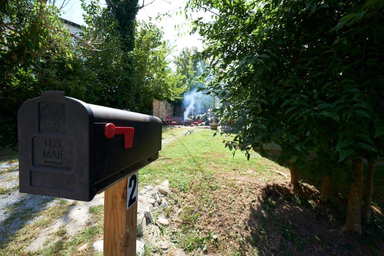 Steps From Downtown Pigeon Forge Parkway + Private Hottub And Firepit - Wifi - Firefly Bungalows Экстерьер фото