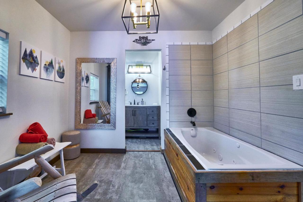 Steps From Downtown Pigeon Forge Parkway + Private Hottub And Firepit - Wifi - Firefly Bungalows Экстерьер фото