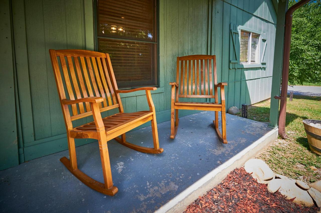 Steps From Downtown Pigeon Forge Parkway + Private Hottub And Firepit - Wifi - Firefly Bungalows Экстерьер фото