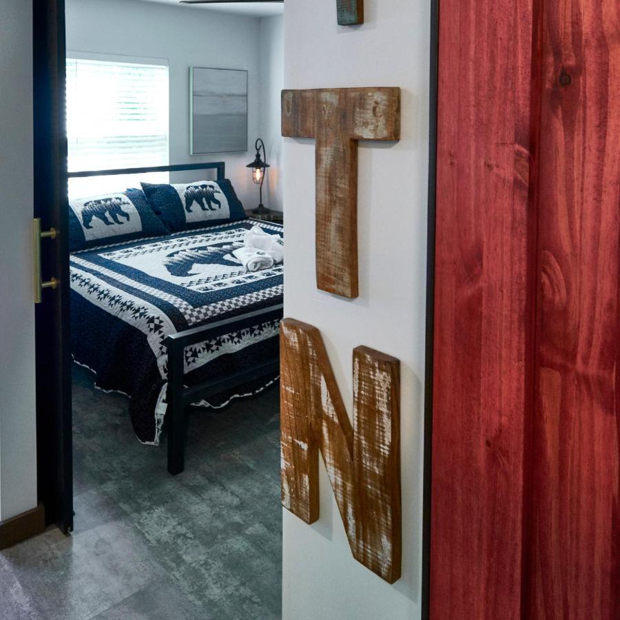 Steps From Downtown Pigeon Forge Parkway + Private Hottub And Firepit - Wifi - Firefly Bungalows Экстерьер фото