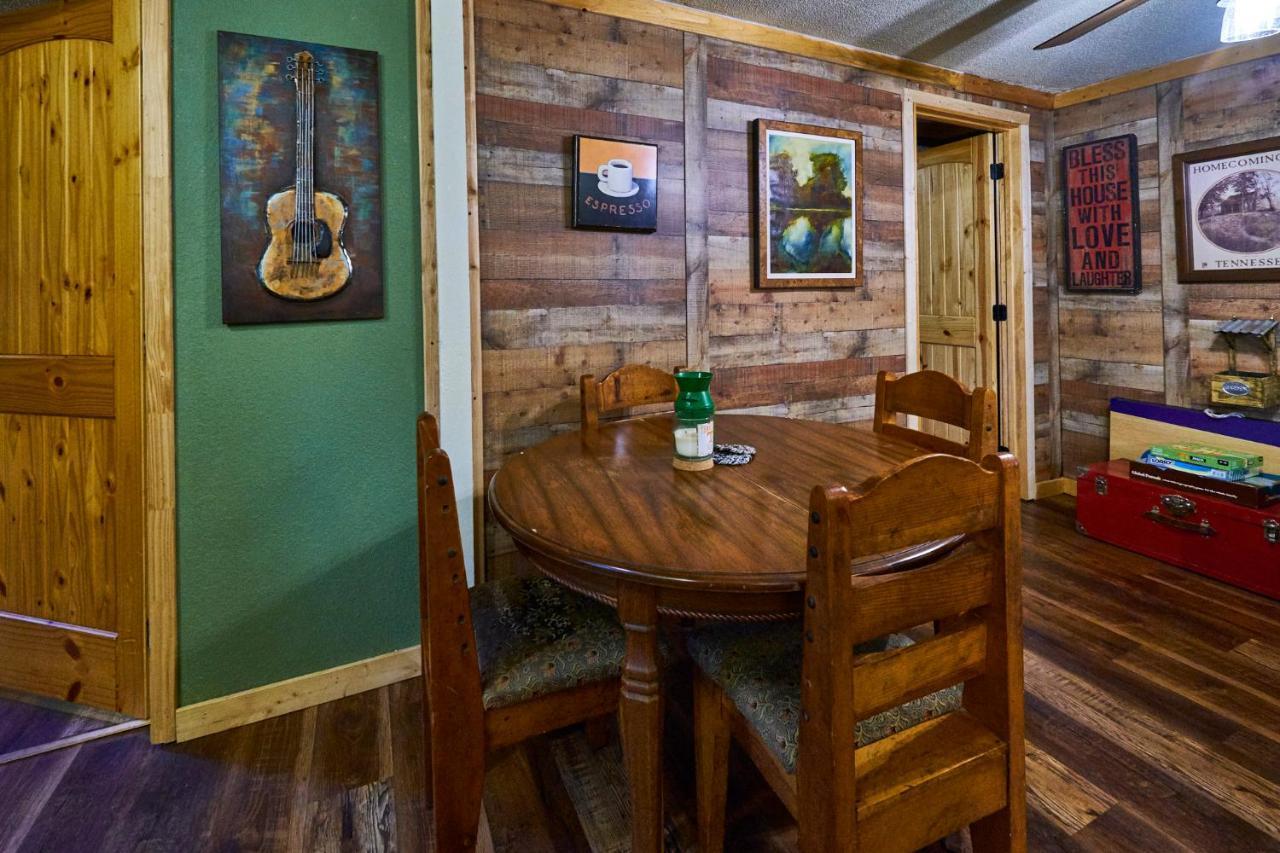 Steps From Downtown Pigeon Forge Parkway + Private Hottub And Firepit - Wifi - Firefly Bungalows Экстерьер фото