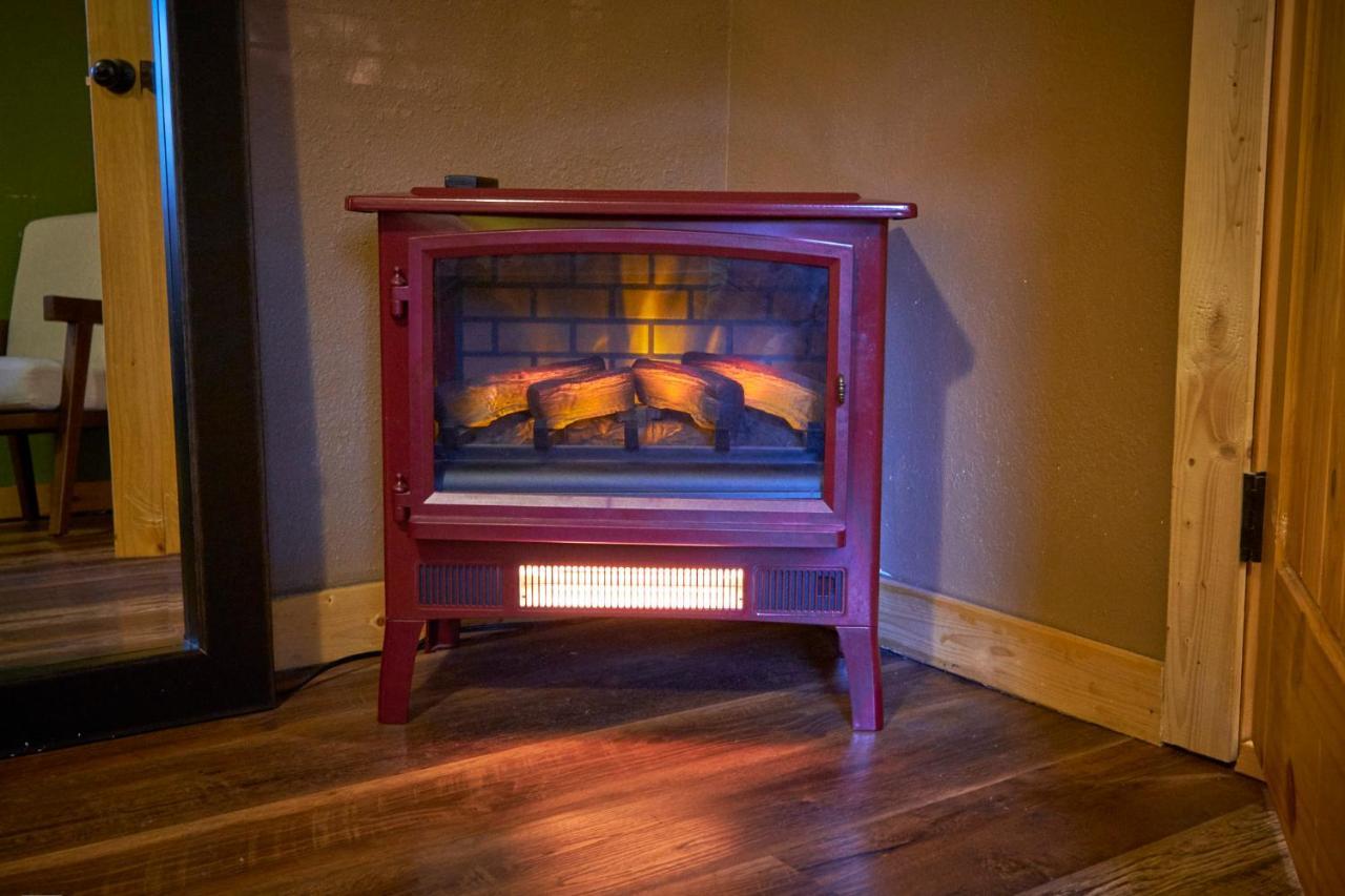 Steps From Downtown Pigeon Forge Parkway + Private Hottub And Firepit - Wifi - Firefly Bungalows Экстерьер фото