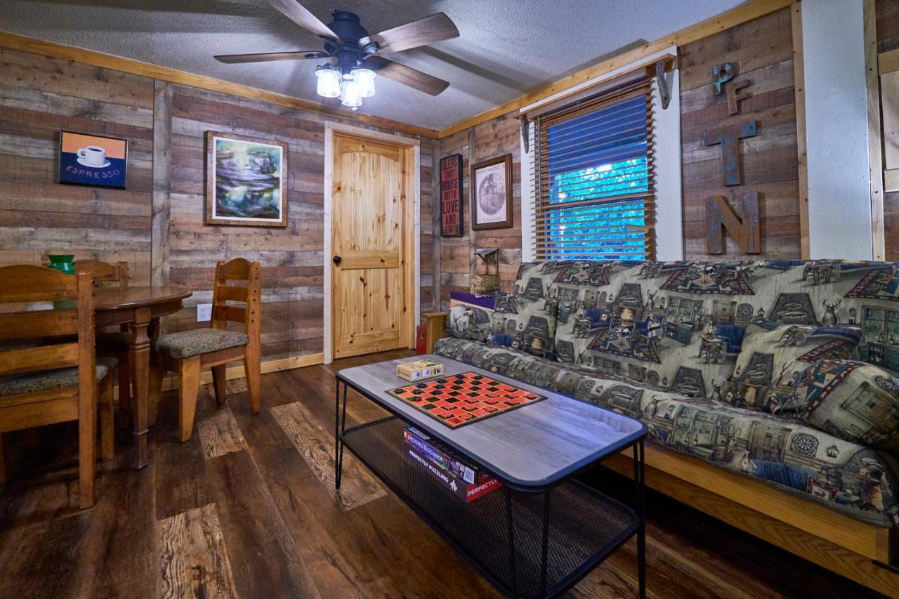 Steps From Downtown Pigeon Forge Parkway + Private Hottub And Firepit - Wifi - Firefly Bungalows Экстерьер фото
